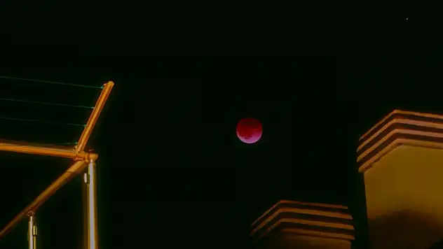 Ödemiş'te Gökyüzü Şöleni: Kanlı Ay Tutulması Heyecan Yarattı