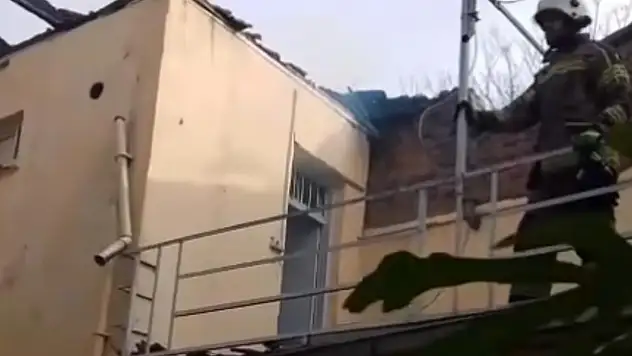 ÖDEMİŞ'TE METRUK BİNADA ÇIKAN ÇATI YANGINI KISA SÜREDE SÖNDÜRÜLDÜ