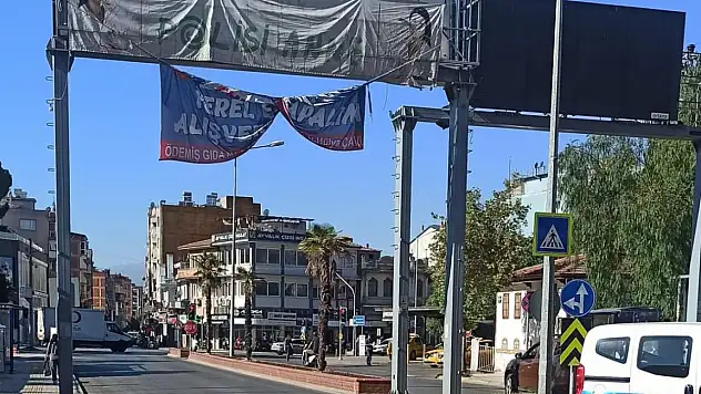 Ödemiş'te Solmuş ve Yırtılmış Pankartlar Görüntü Kirliliği Yaratıyor