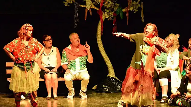 Ödemiş'te Tiyatroya Büyük İlgi: 'Aslında Hepimiz Deliyiz' Ayakta Alkışlandı