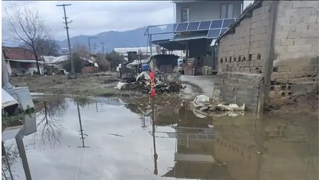 ÖDEMİŞ'TE YAĞMUR YAĞDI, MAHALLE BATTI
