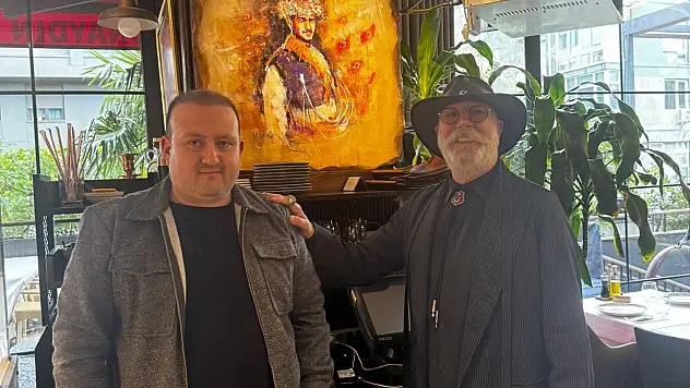 ÖDEMİŞ'TEN ANLAMLI JEST: RECEP YILMAZ'DAN ETİN VE ATEŞİN USTASI CÜNEYT ASAN'A ATATÜRK'LÜ EFE TABLOSU