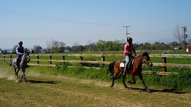 ÖDEMİŞ'TE ÇANAKKALE ŞEHİTLERİ ANISINA RAHVAN AT YARIŞLARI DÜZENLENDİ
