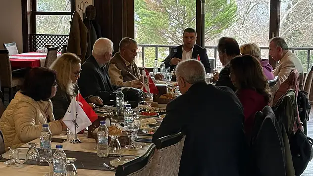 Okuroğlu edebiyatçılarla buluştu