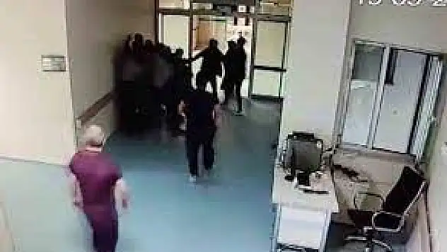 Önce güvenlik görevlisine ardından meslektaşına saldırdı