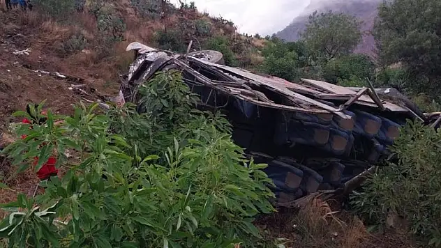 Otobüsün uçuruma yuvarlanmasıyla 24 kişi hayatını kaybetti!