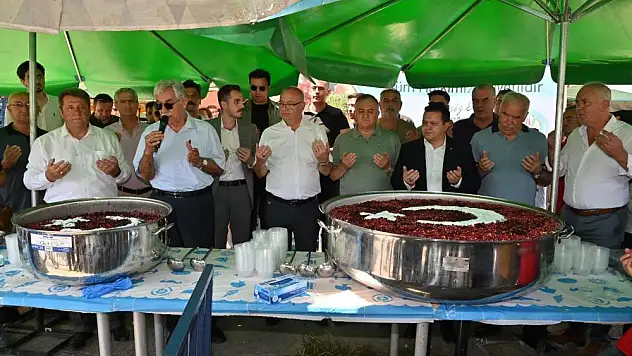 Pazar yerinde vatandaşlara aşure ikramı