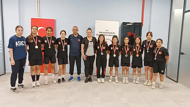 Şampiyon Güreşçilerden İlçe Milli Eğitim Müdürüne Ziyaret