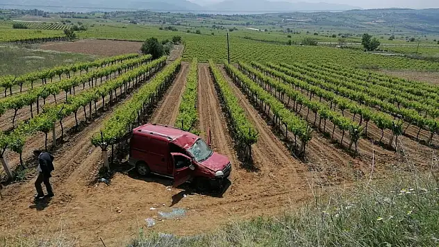 Sarıgöl’de kaza yapan araç üzüm bağına düştü: 2 yaralı