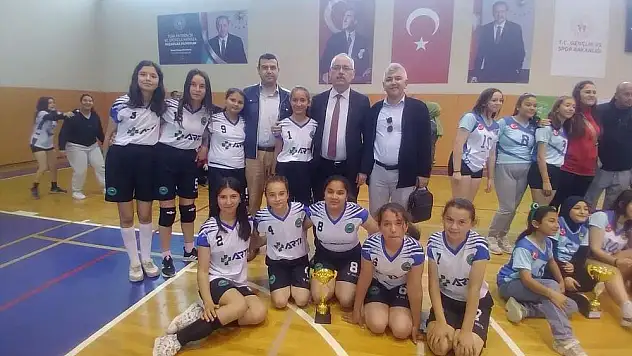 ŞEHİT ER KAMİL ALKAN'IN KIZLARI VOLEYBOLUN DUAYENİ
