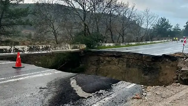 Selçuk – Ortaklar yolu çökünce ulaşım durdu