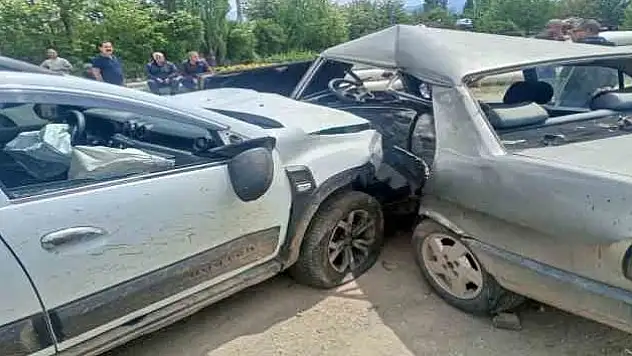 Seyir halindeki otomobiller çarpıştı𔅽’i ağır toplam 6 yaralı