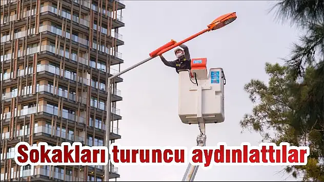 Sokakları turuncu aydınlattılar