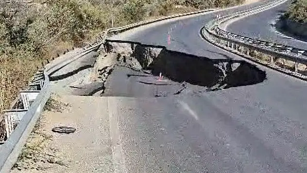 Söke-Kuşadası Yolunda Çöktü!