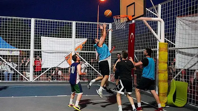 Streetball turnuvası nefes kesti