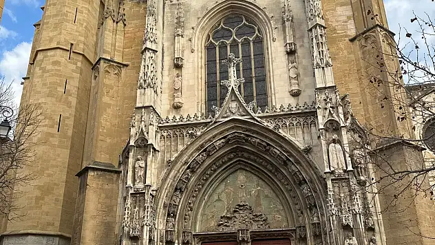 TAŞTA YAZILI ZAMAN:AİX-EN-PROVENCE'TA SAİND- SAUVEUR KATEDRALİ