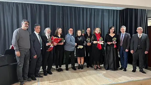 TİCARET ODASI ANADOLU LİSESİ YENİ SAHNESİNE İZMİR DEVLET OPERA VE BALESİ SANATÇILARI İLE MERHABA DEDİ