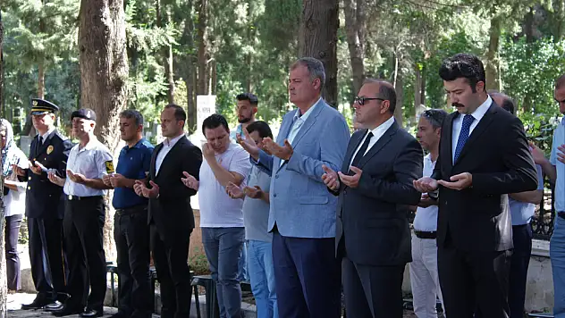 Tire Kaymakamı ve Belediye Başkanı Şehitlik Ziyaretinde Bulundu