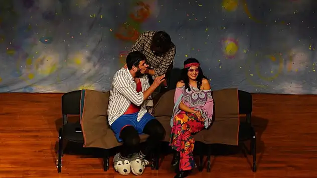 Tire Belediyesi Kültür Salonu'nda 'Sizi Tanıyorum' Tiyatro Oyunu Sahnelendi