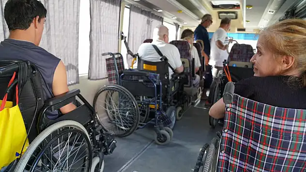 Tire Belediyesi'nden Engelli Vatandaşlara Selçuk Plajı Gezisi