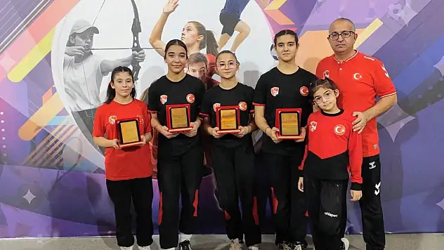 Tire Belediyesi Spor Kulübü'nün Genç Sporcuları Prestijli Törende Ödüllerini Aldı