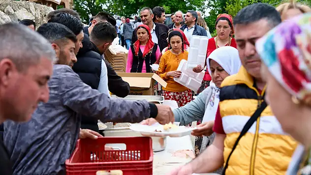 Tire Büyükkemerdere'de Geleneksel Sarı Baba Mahyası Coşkuyla Kutlandı