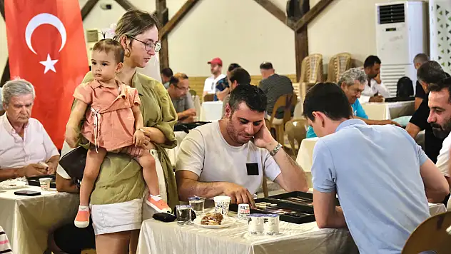 Tire'de Geleneksel Tavla Turnuvası Babalar Günü'nde Renkli Görüntülere Sahne Oldu