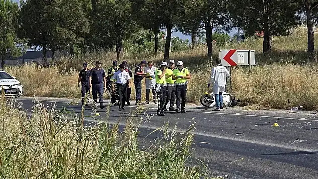 Kamyonetle Motosikletler Çarpıştı: 1 Ölü