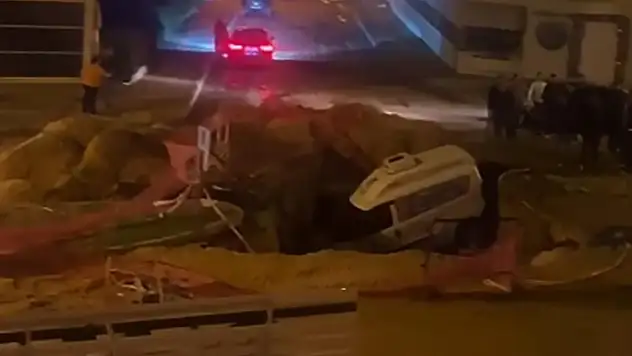 TİRE'DE OTOMOBİL AÇIK ÇUKURA DÜŞTÜ