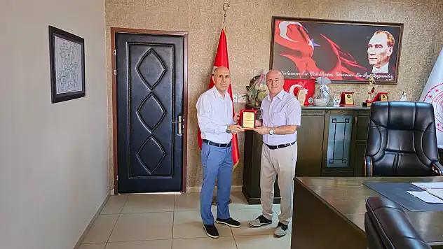Tire İlçe Milli Eğitim Müdürlüğü Personeli Hüseyin Yurttaş'a Hizmet Plaketi Sunuldu