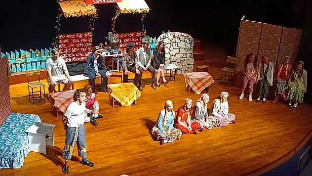 Tire Kutsan Anadolu Lisesi Tiyatro Kulübü'nden Büyük Beğeni Toplayan Gösteri