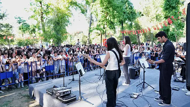 Tireli gençler 19 Mayıs'ı rengarenk kutladı