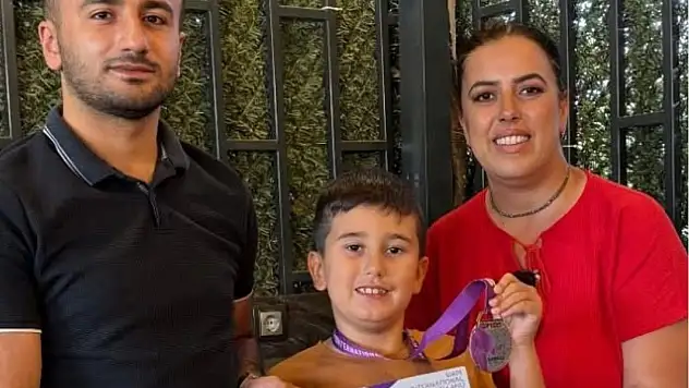 Tireli Minik Bilim İnsanından Uluslararası Başarı: Emir Kurtuluş, SIMSO Olimpiyatları'nda Türkiye İkincisi Oldu