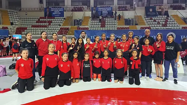 Tireli Minik Güreşçilerden Türkiye Derecesi! Kadın Takımı Şampiyonada İkinci Oldu