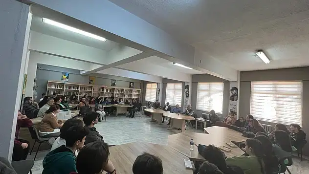 TOAL KÜTÜPHANE KULÜBÜ YAZAR İSMAİL GÜZELSOY İLE SÖYLEŞİ DÜZENLEDİ