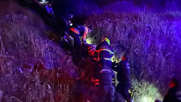 Uçurumdan yuvarlanan arabadan 2 kişi çıkarıldı