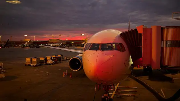 Uçuşta namaz kılmanın riskli olduğunu söyleyen pilot THY’den kovuldu