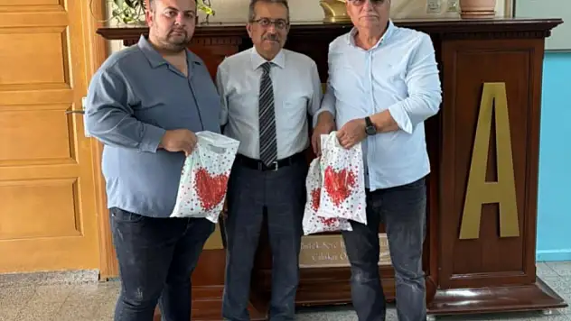 Ülkü Ocakları Tire'de öğrencilere kırtasiye desteği sağladı