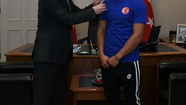 Vali Akbıyık uluslararası başarıyı altınla ödüllendirdi