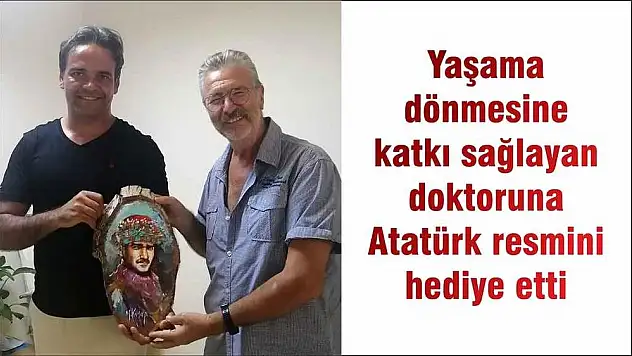 Yaşama dönmesine katkı sağlayan doktoruna Atatürk resmini hediye etti