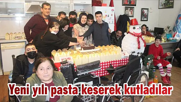 Yeni yılı pasta keserek kutladılar