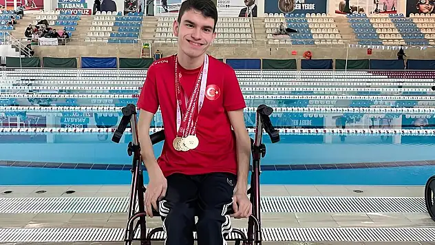 Yüzmede 3 altın madalya kazandı