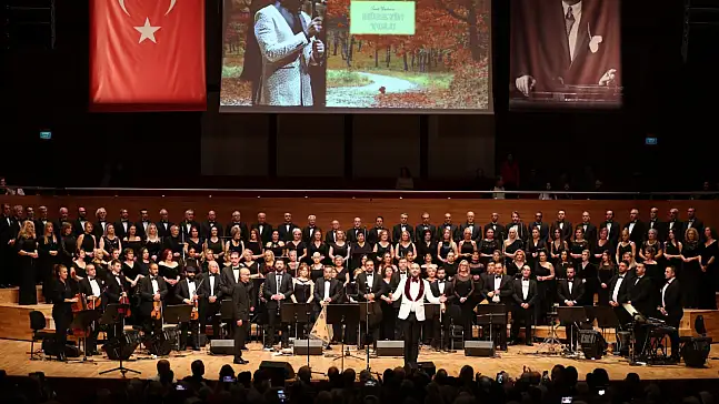 İzmir Büyükşehir Belediyesi Korosu 'Sonbahar Şarkıları'yla Mest Etti