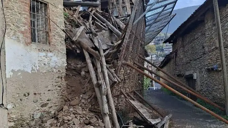 Bademli Mahallesi’nde Yıkılan Ev Yolu Kapattı: Mahalleli Bir Aydır Mağdur