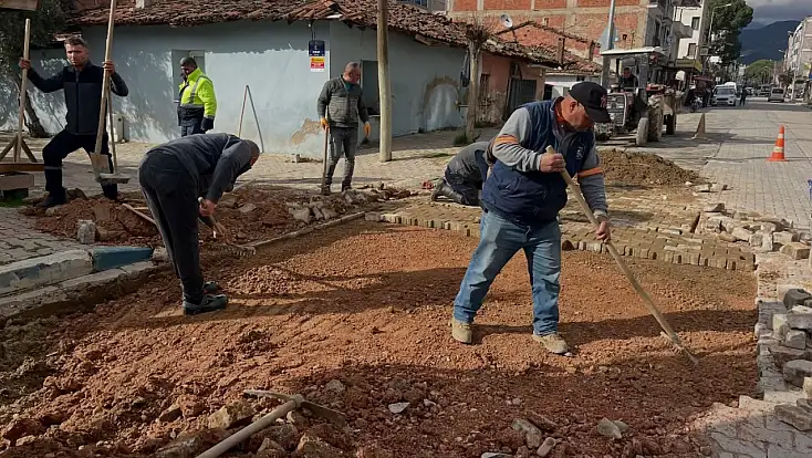 KİRAZ BELEDİYESİ’NDEN YENİ MAHALLE’DE PARKE TAŞI TAMİRATI