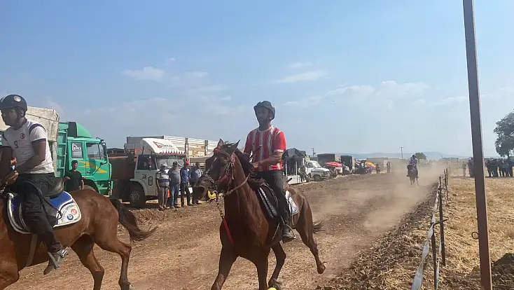 Kızılcabölük’te Rahvan At Yarışları Tamamlandı: İşte Kazananlar