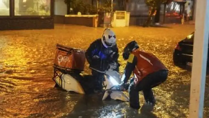 BUCA’DA SEL KABUSU: ARAÇLAR SÜRÜKLENDİ, VATANDAŞLAR CANINI ZOR KURTARDI