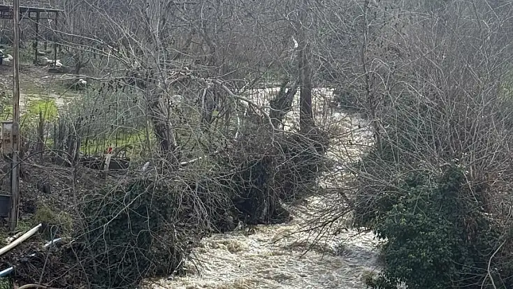 Heyelan yolu kapattı: Ekipler, seferber oldu