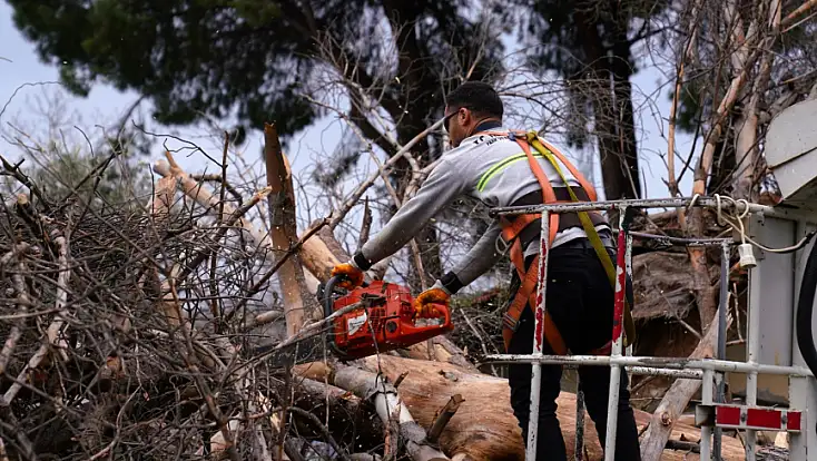 TİRE BELEDİYESİ FIRTINADA TEYAKKUZA GEÇTİ