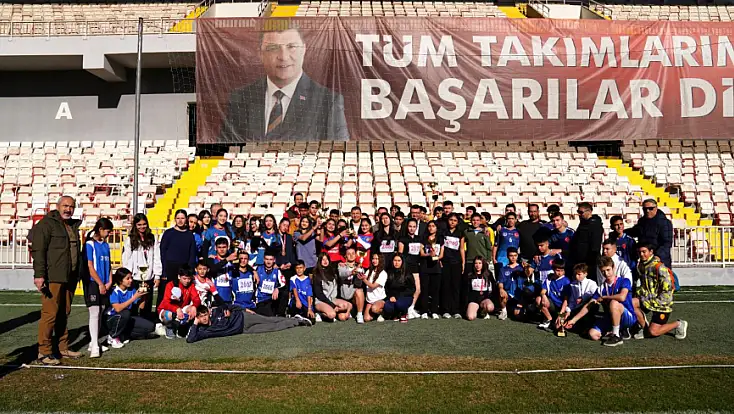 TİRE’DE ATATÜRK KIR KOŞUSUNDA DERECEYE GİRENLER ÖDÜLLENDİRİLDİ